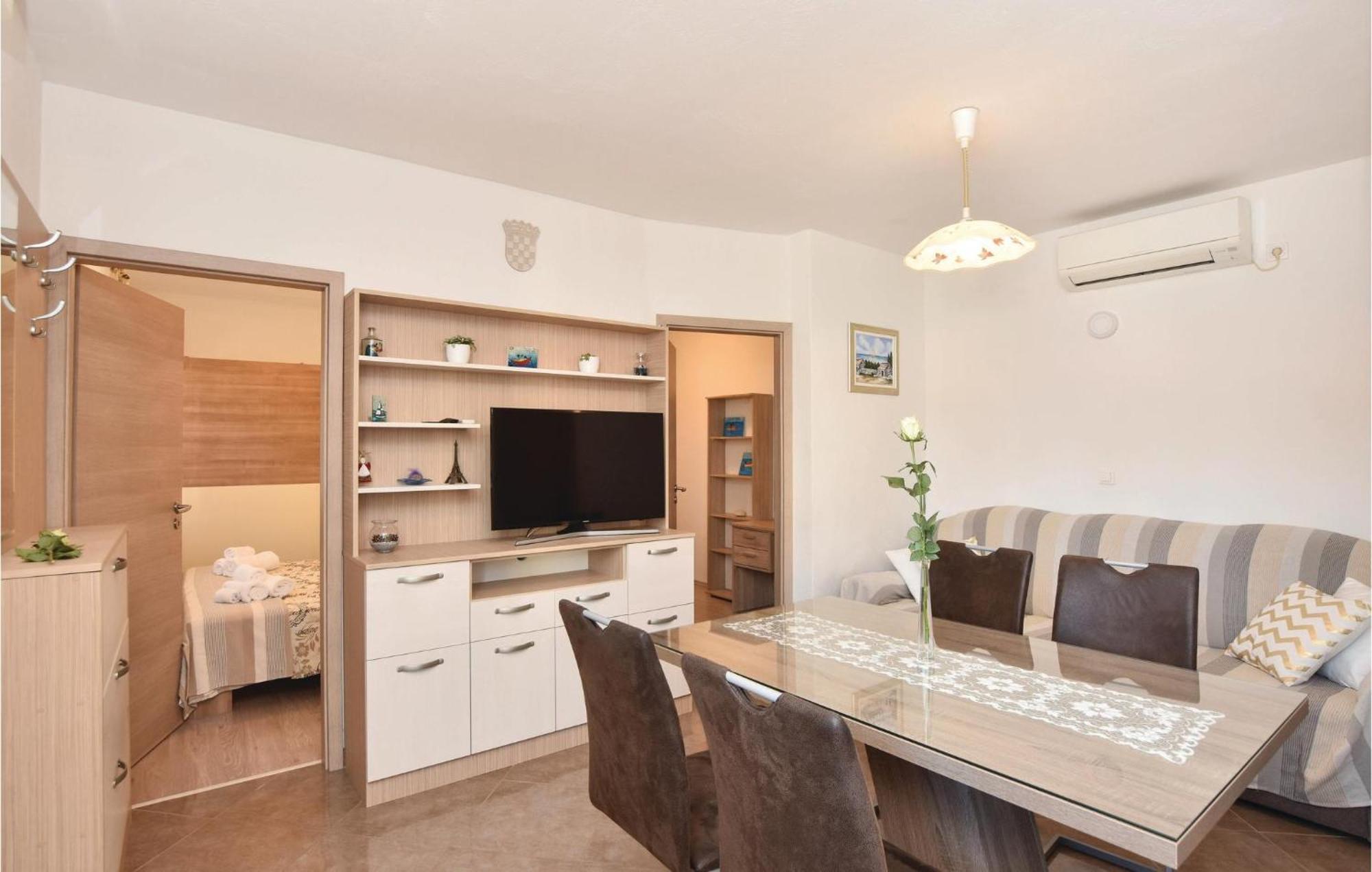 Lovely Home In Split With Jacuzzi 외부 사진