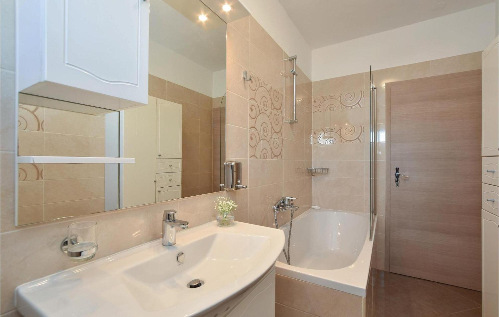 Lovely Home In Split With Jacuzzi 외부 사진