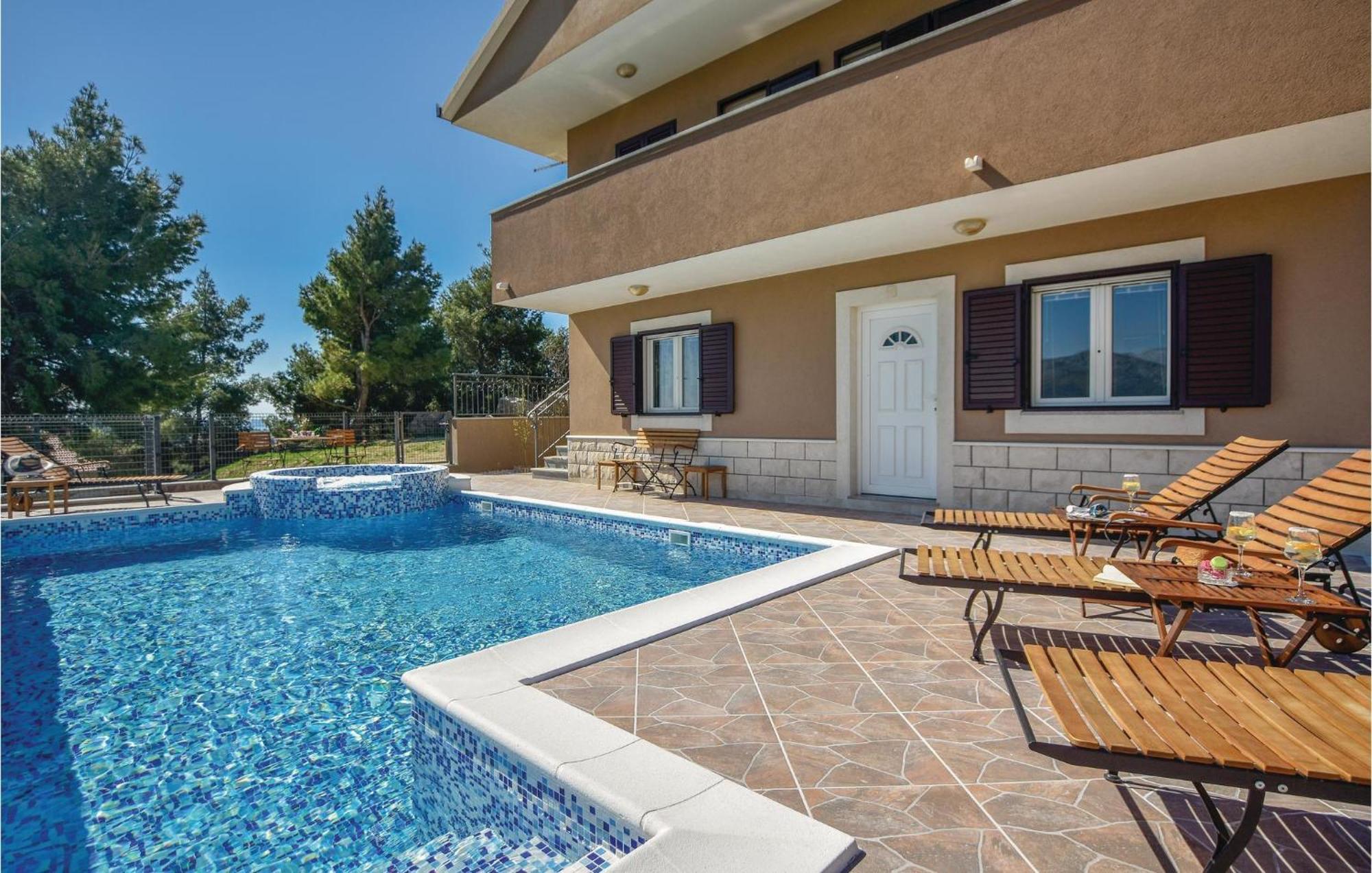 Lovely Home In Split With Jacuzzi 외부 사진