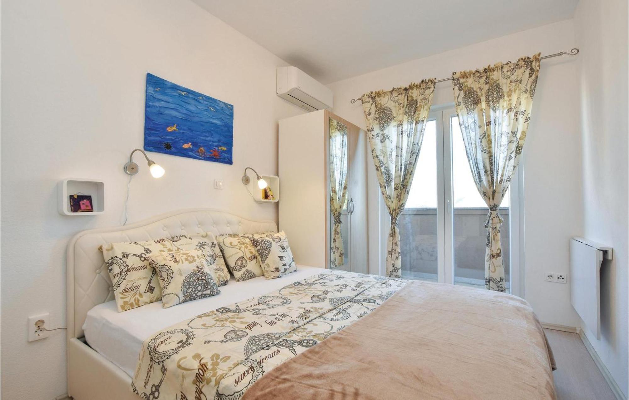 Lovely Home In Split With Jacuzzi 외부 사진