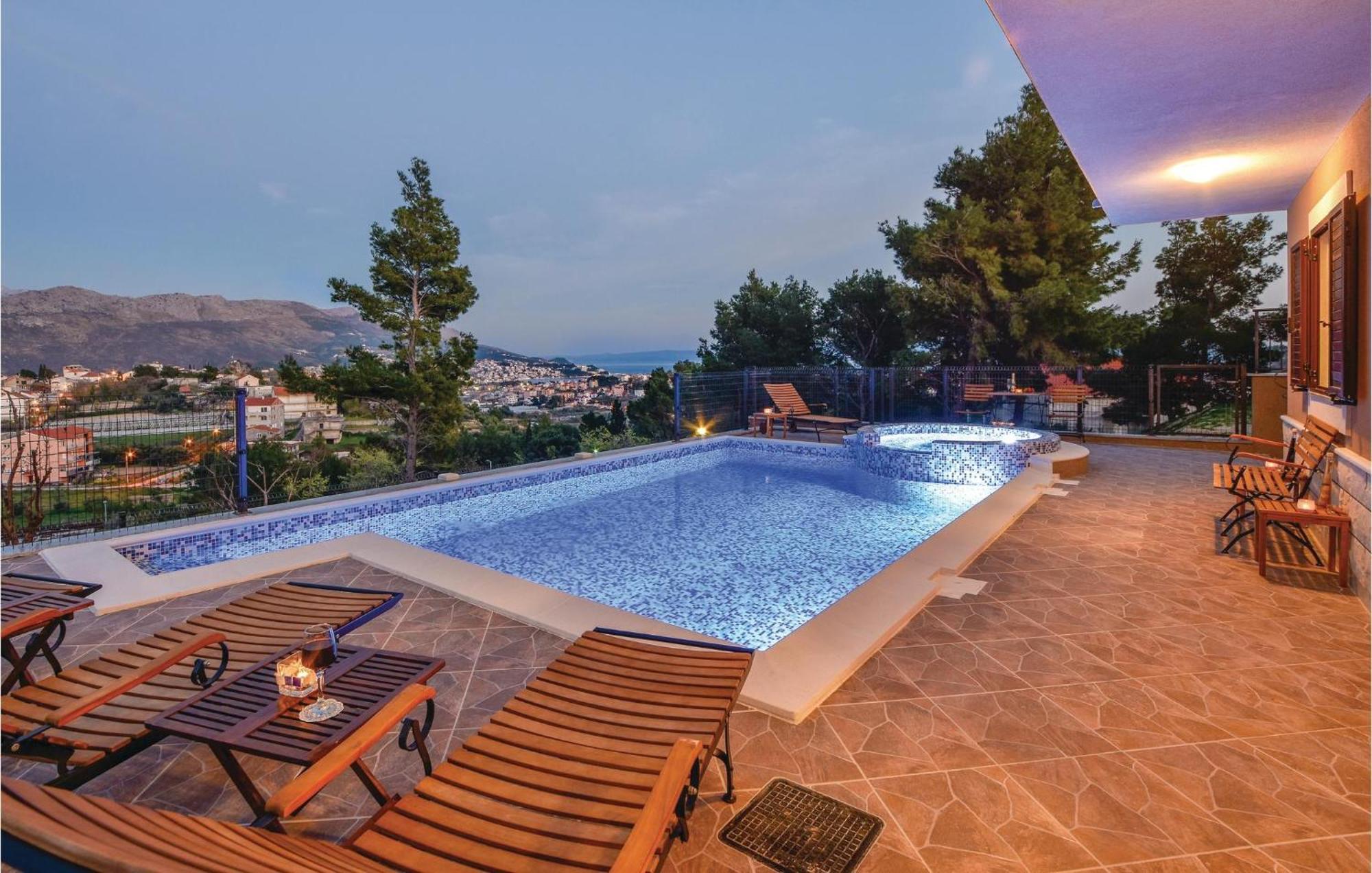 Lovely Home In Split With Jacuzzi 외부 사진