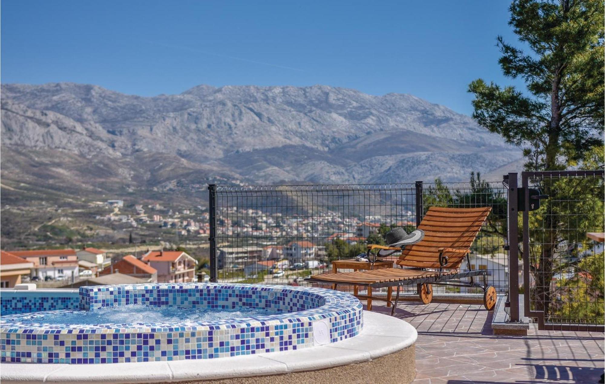 Lovely Home In Split With Jacuzzi 외부 사진