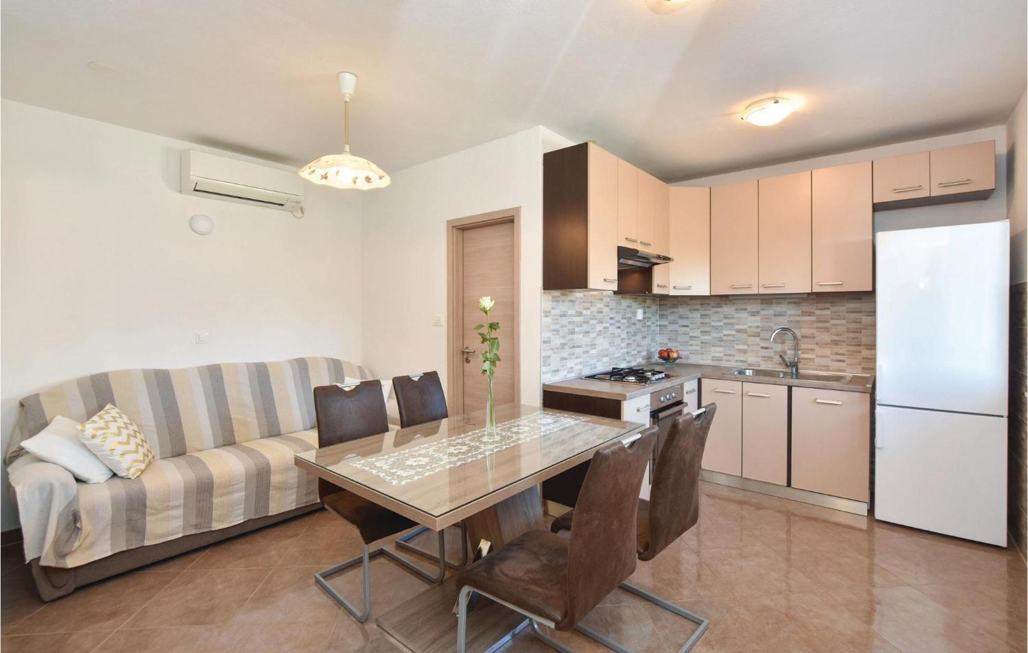 Lovely Home In Split With Jacuzzi 외부 사진