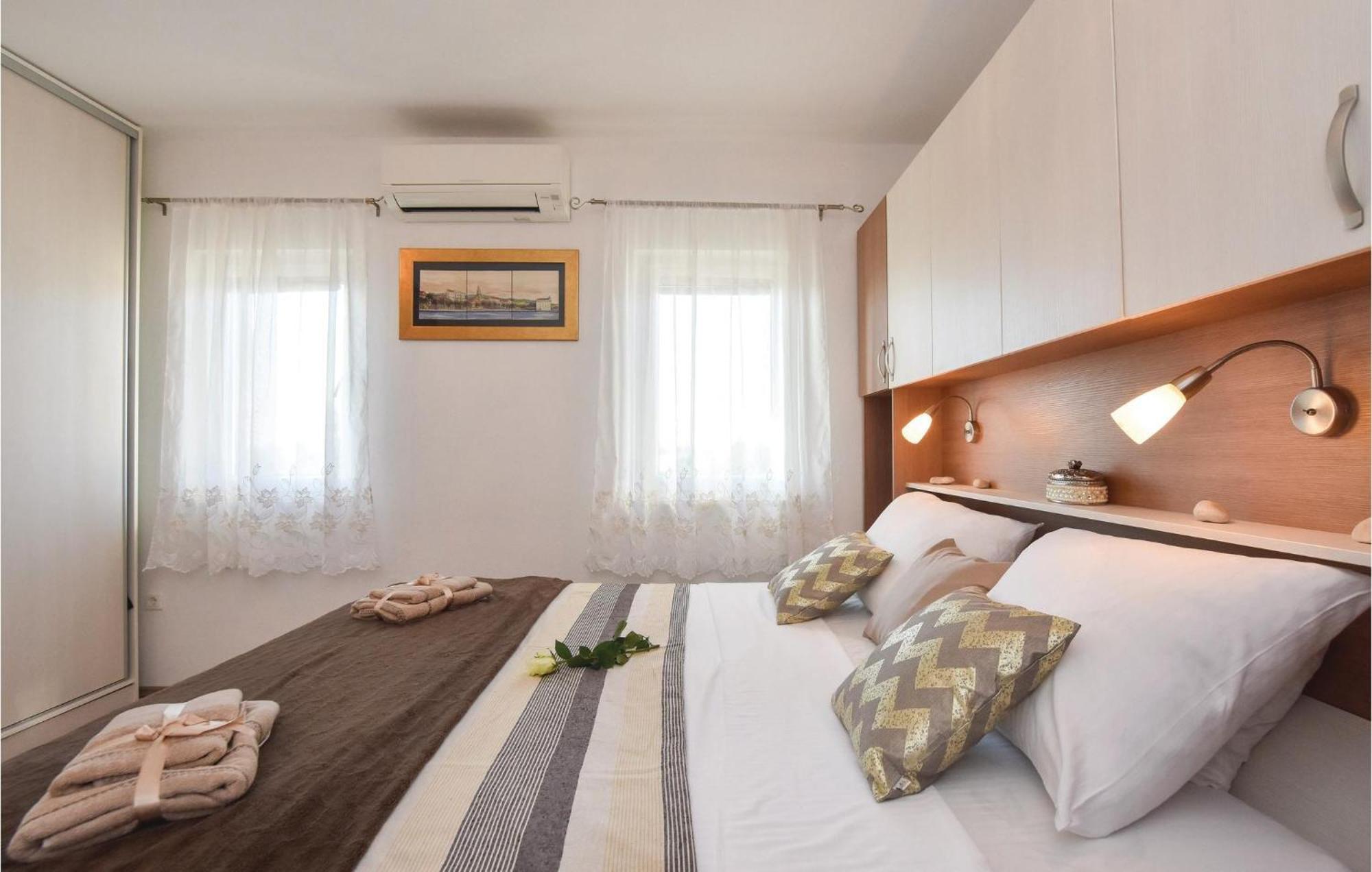 Lovely Home In Split With Jacuzzi 외부 사진