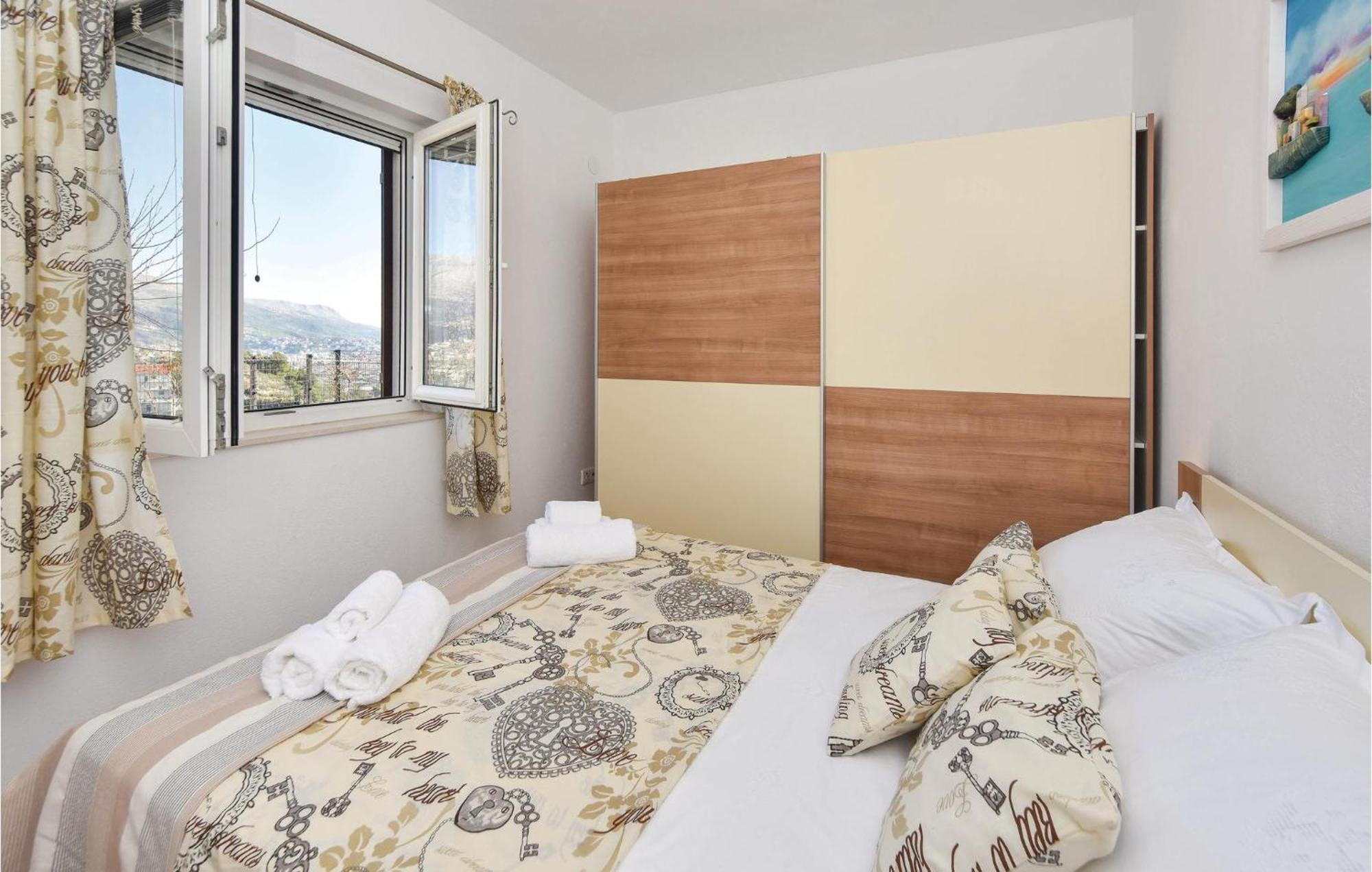 Lovely Home In Split With Jacuzzi 외부 사진