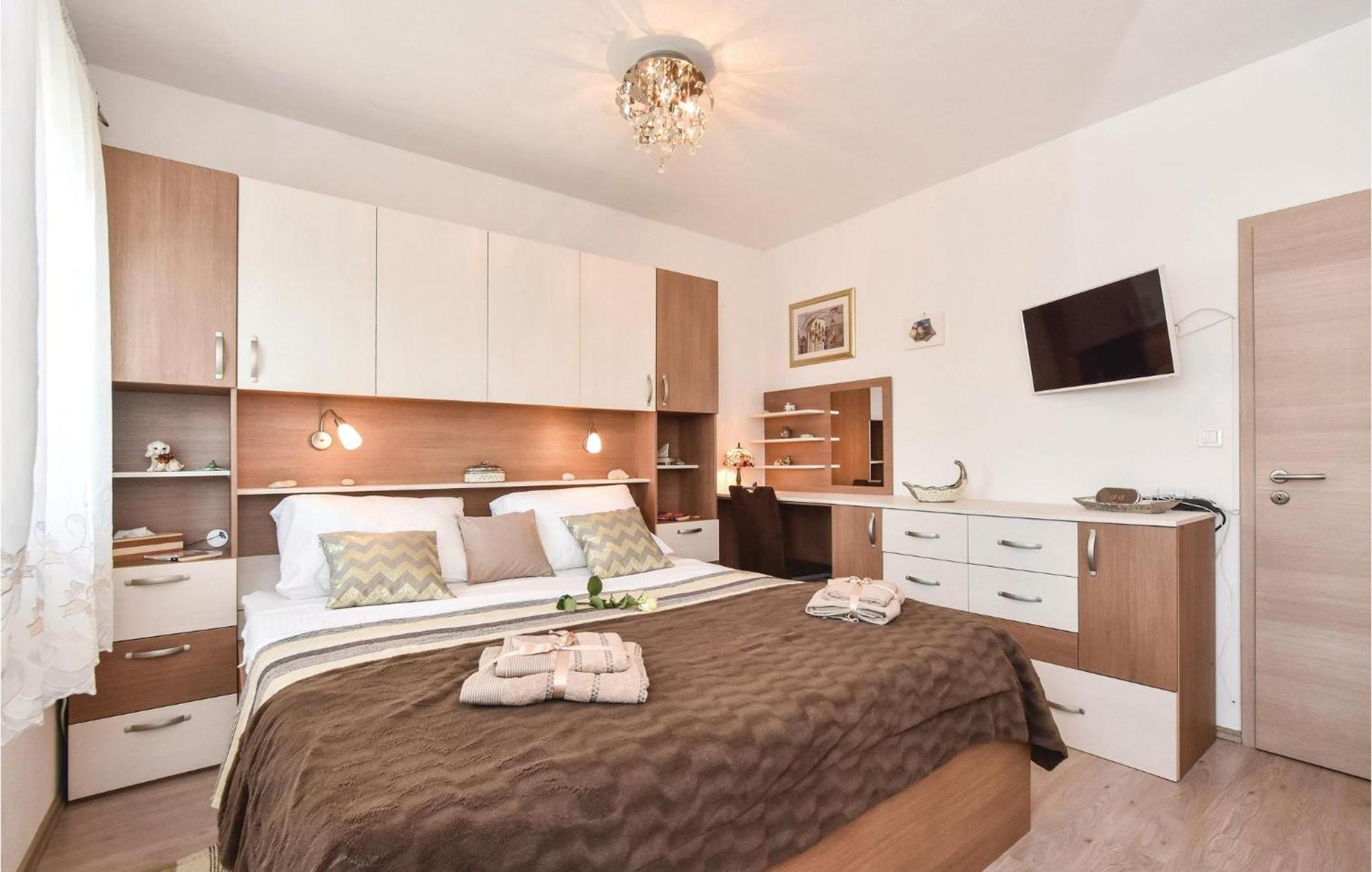 Lovely Home In Split With Jacuzzi 외부 사진